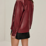 Bordeauxrote Kunstlederjacke