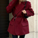 Ursula | Winter Übergrößen Mantel aus roter Wolle mit Gürtel in der Taille