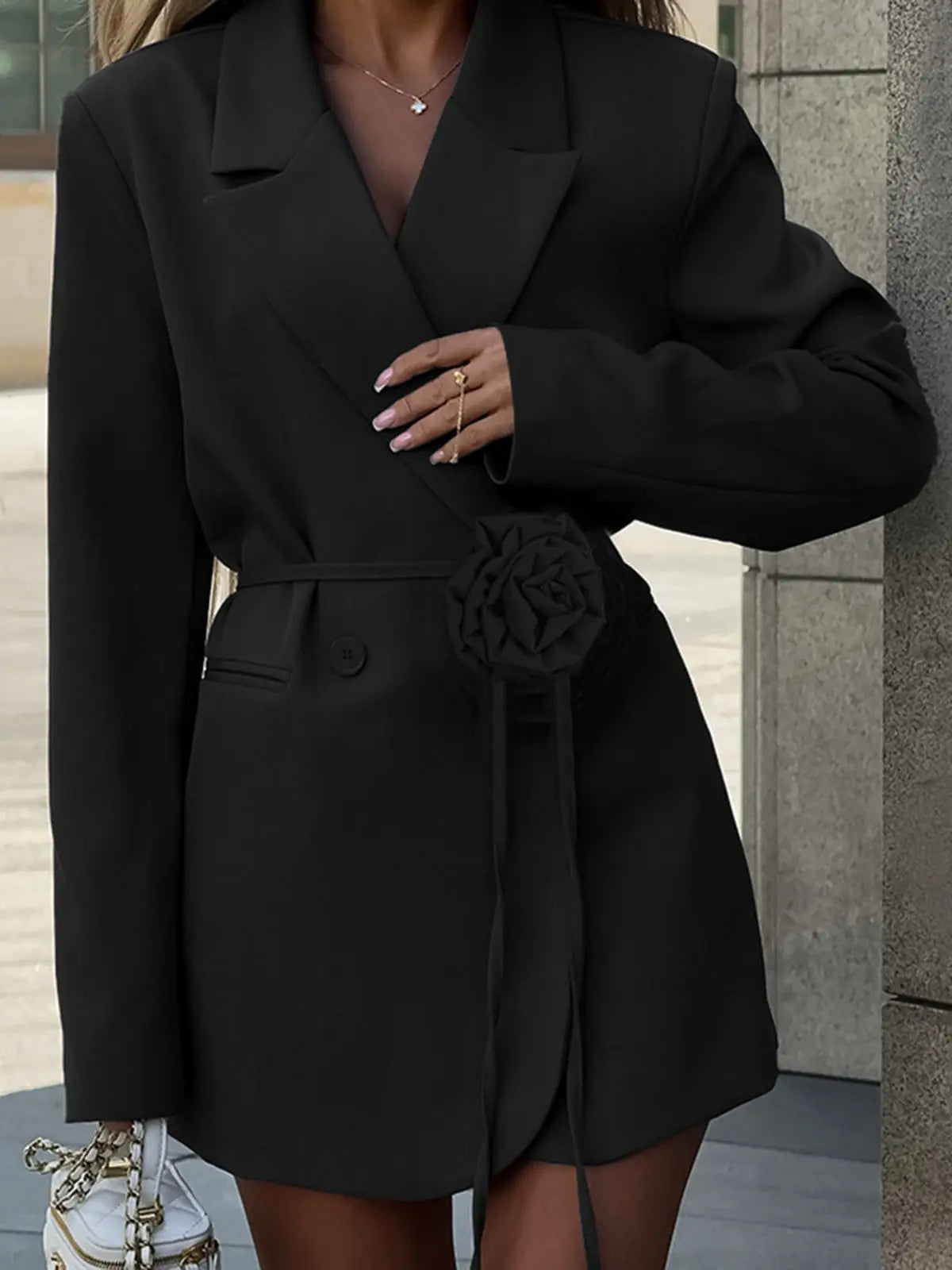 Celeste | Eleganter Blazer mit Taillengürtel und Rosendetail Zendoo.de