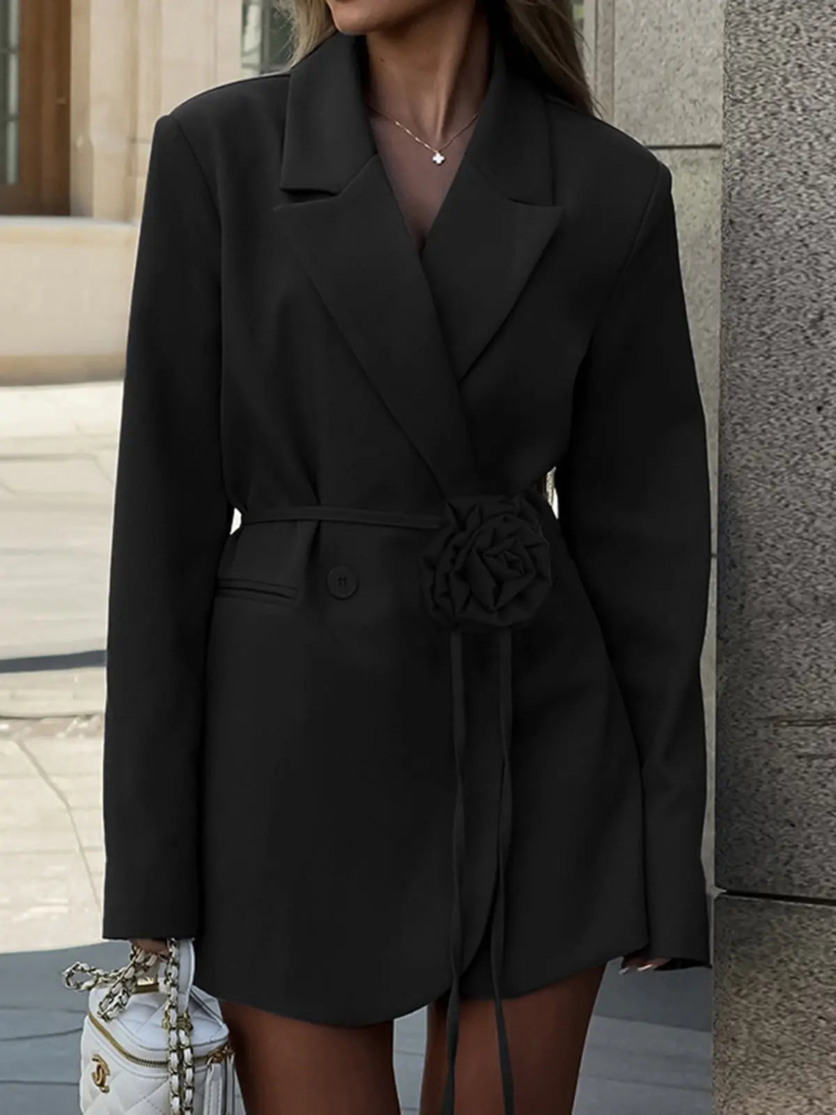 Celeste | Eleganter Blazer mit Taillengürtel und Rosendetail Zendoo.de