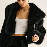 Warmer Mantel aus Kunstpelz