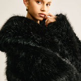 Warmer Mantel aus Kunstpelz