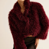 Ruby | Kurzgeschnittener Kunstpelzmantel in Burgunderrot