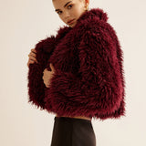 Ruby | Kurzgeschnittener Kunstpelzmantel in Burgunderrot