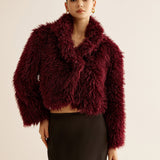 Ruby | Kurzgeschnittener Kunstpelzmantel in Burgunderrot