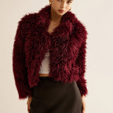 Ruby | Kurzgeschnittener Kunstpelzmantel in Burgunderrot