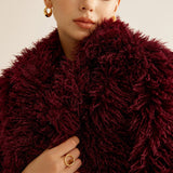 Ruby | Kurzgeschnittener Kunstpelzmantel in Burgunderrot