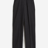 Luftige Damenhose mit weitem Schnitt und Bundfalten