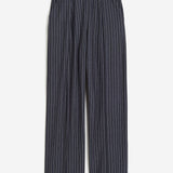 Luftige Damenhose mit weitem Schnitt und Bundfalten