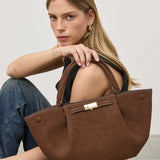 Melany | Strukturierte Tote Bag aus braunem Wildleder mit goldfarbenem Verschluss, Tragegriff & Schulterriemen