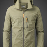 Leichte Outdoorjacke mit Kapuze und Windschutz für Alltag & Freizeit