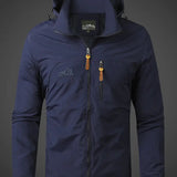 Leichte Outdoorjacke mit Kapuze und Windschutz für Alltag & Freizeit