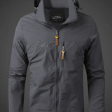 Leichte Outdoorjacke mit Kapuze und Windschutz für Alltag & Freizeit