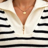 Gestreifter Damenpullover mit Reißverschlusskragen