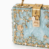 Luxus-Acryl Clutch in Himmelblau mit barockem Golddekor – Vintage-inspirierte Abendtasche
