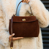Clara – Elegante Damenhandtasche aus dunkelbraunem Wildleder mit goldfarbenem Drehverschluss