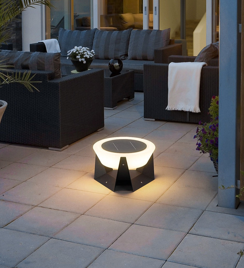 Solarbetriebene LED-Außenlampe mit geometrischem Design