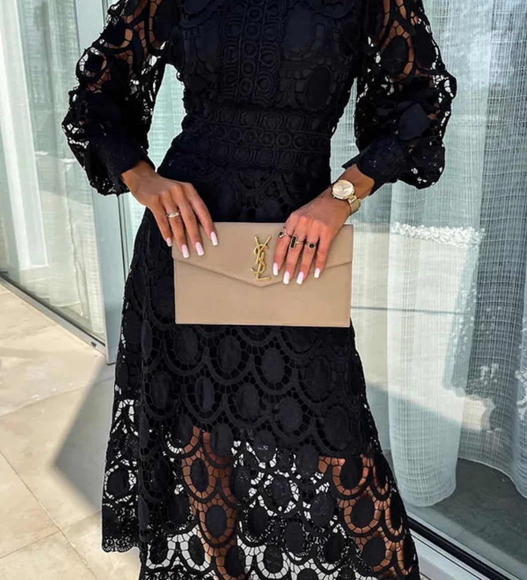 Elegantes Spitzenkleid mit Stehkragen & transparenten Details