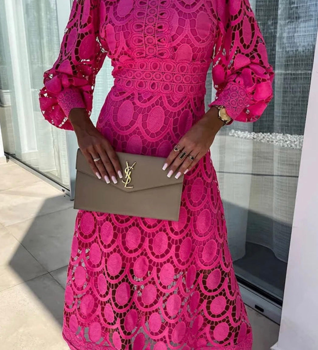 Elegantes Spitzenkleid mit Stehkragen & transparenten Details