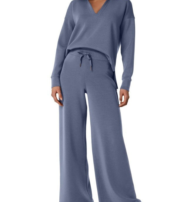 Damen Freizeitanzug mit Zipper-Pullover und weiter Hose