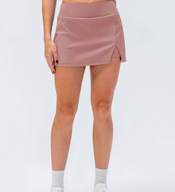 Kiara | Sportlicher Tennis-Skort mit Schlitz