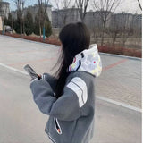 Molly | Lässige Varsity-Jacke im Retro-Stil mit gestreiften Ärmeldetails und gerippten Bündchen