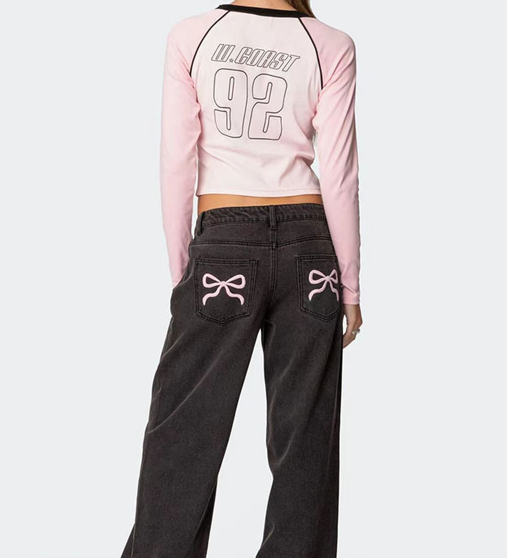 Trendige Wide-Leg Jeans mit verspielten Stickereien und modernem Schnitt