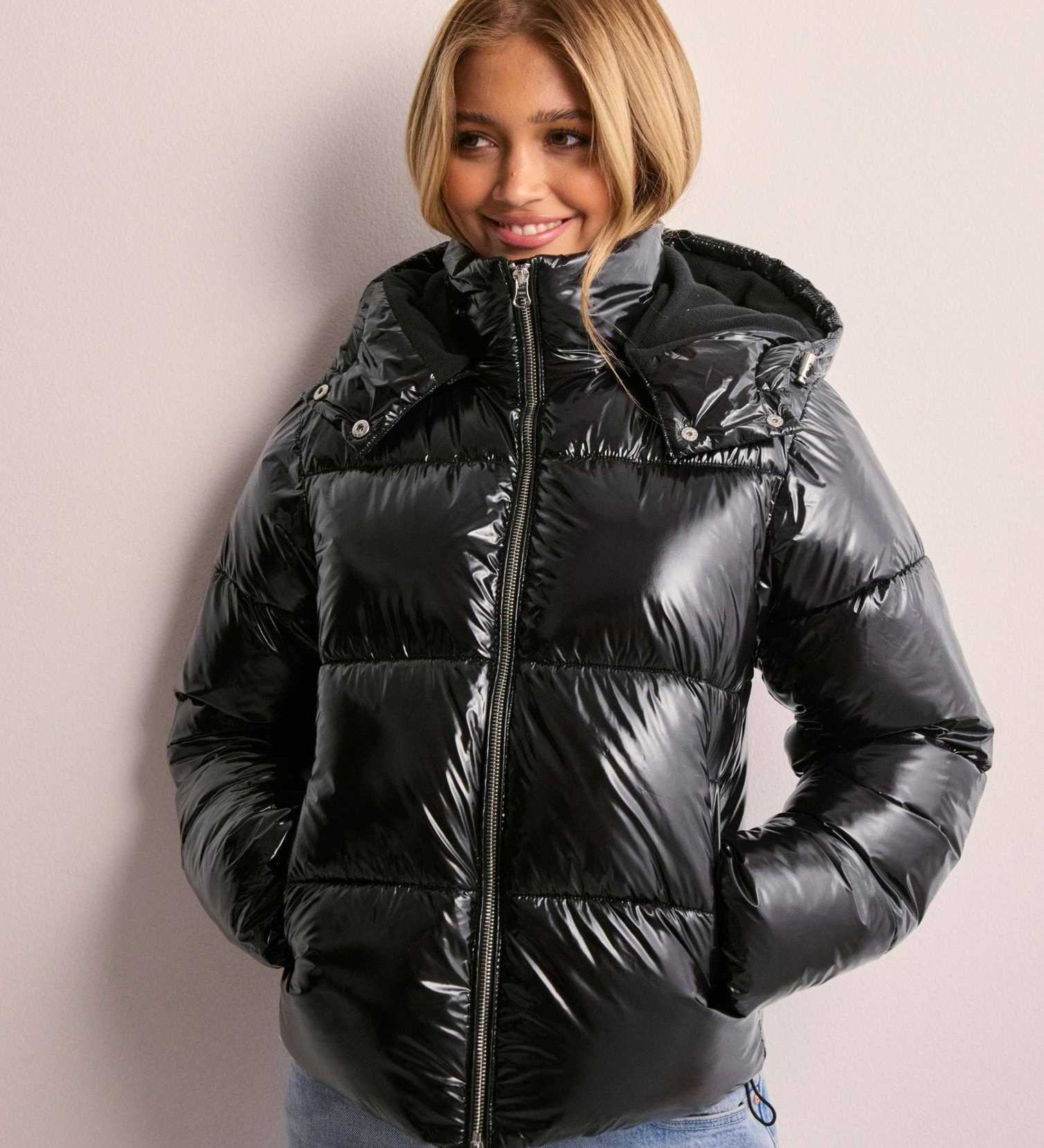 Damen Glanz-Pufferjacke Schwarz – Warme Steppjacke mit Kapuze