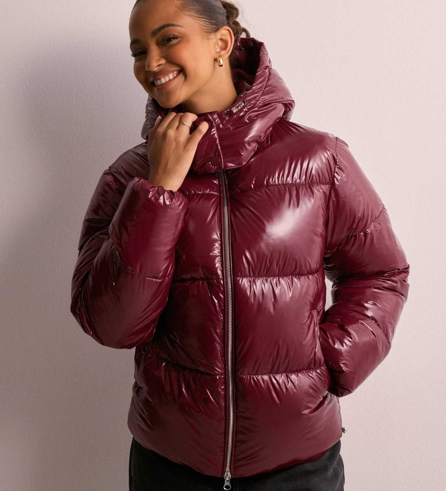 Damen Glanz-Pufferjacke Schwarz – Warme Steppjacke mit Kapuze