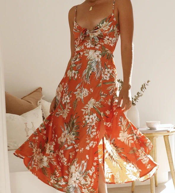 Satiniertes Midikleid – Sommerkleid mit Blumenmuster, Cut-Out & Spaghettiträgern