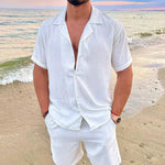 Oké, dit "Old Money Leisure Set" heeft een duidelijke, elegante en populaire esthetiek. Hier is de volledige productinformatie die daarop inspeelt.

Produkttype (voor Google Merchant Center):
Bekleidung & Accessoires > Bekleidung > Outfits

Produkt-Tags (voor je webshop):
Set, Zweiteiler, Sommer-Set, Leisure Set, Old Money Stil, Quiet Luxury, Resort Wear, Herren-Set, Kurzarmhemd und Shorts, Strukturstoff, Crinkle-Optik, Reverskragen, Elegant, Minimalistisch.
(Tip: Voeg per productvariant een tag voor de spe