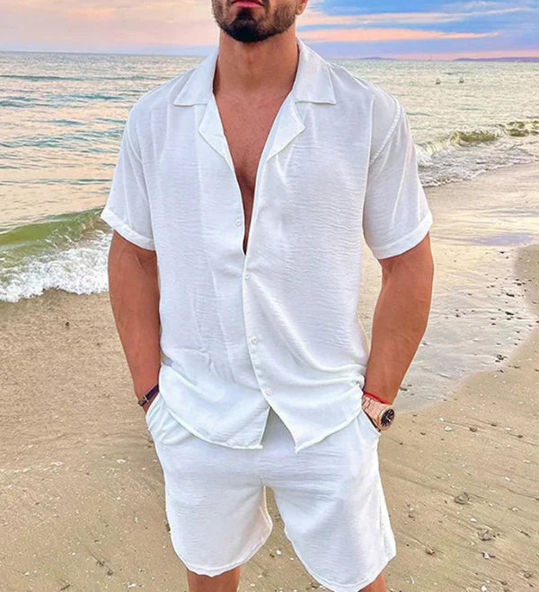 Oké, dit "Old Money Leisure Set" heeft een duidelijke, elegante en populaire esthetiek. Hier is de volledige productinformatie die daarop inspeelt.

Produkttype (voor Google Merchant Center):
Bekleidung & Accessoires > Bekleidung > Outfits

Produkt-Tags (voor je webshop):
Set, Zweiteiler, Sommer-Set, Leisure Set, Old Money Stil, Quiet Luxury, Resort Wear, Herren-Set, Kurzarmhemd und Shorts, Strukturstoff, Crinkle-Optik, Reverskragen, Elegant, Minimalistisch.
(Tip: Voeg per productvariant een tag voor de spe