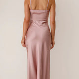 Schlichtes Maxikleid – Satinkleid mit Spaghettiträgern & hohem Schlitz