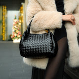 Valeria | Geflochtene schwarze Damenhandtasche aus veganem Leder mit Schulterriemen & goldenen Details