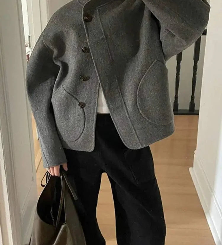 Courtney | Oversized Wolljacke mit asymmetrischer Knopfleiste und großen Taschen