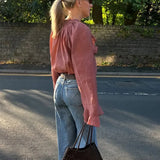 Transparente Volantbluse in Braun – Feminin, Elegant & Ausdrucksstark