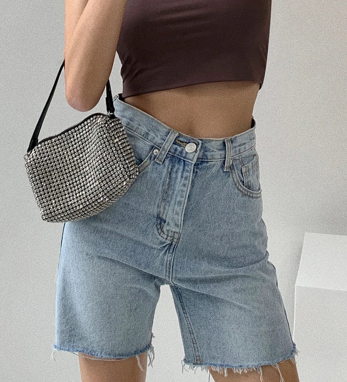 Damen-Jeans shorts im Bermuda-Stil mit Raw-Hem