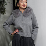 Damen Strickjacke Grau mit Kapuze und Kunstpelz – Warme Winterjacke