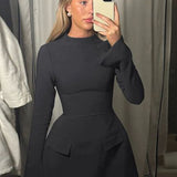 Elegantes Mini Kleid mit langem Arm und taillierter Passform