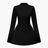 Elegantes Mini Kleid mit langem Arm und taillierter Passform