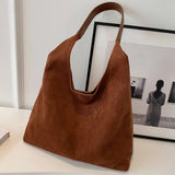 Olga | Minimalistische Schultertasche aus Wildleder