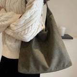 Olga | Minimalistische Schultertasche aus Wildleder