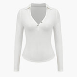 Dominique | Figurbetontes Langarm-Poloshirt mit tiefem V-Ausschnitt und eleganten Knopfdetails