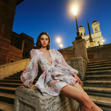 Kurzes Blumenkleid mit Puffärmeln und tiefem V-Ausschnitt für Damen