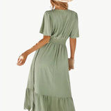 Midi-Sommerkleid mit V-Ausschnitt und Taillenbetonung – Locker & Feminin