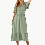 Midi-Sommerkleid mit V-Ausschnitt und Taillenbetonung – Locker & Feminin