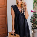 Sommerkleid mit Lochstickerei und V-Ausschnitt – Lockerer Schnitt