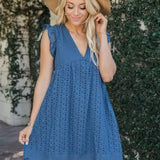 Sommerkleid mit Lochstickerei und V-Ausschnitt – Lockerer Schnitt