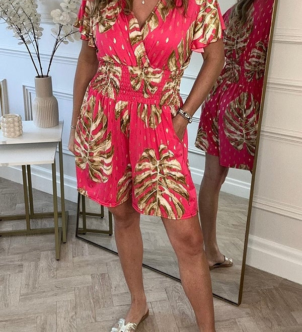 Kurzes Sommerkleid mit tropischem Print & Smoktaille – Luftig & Casual