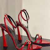 Olive | Lackleder Riemchenabsätze mit goldenen Schnallenakzenten